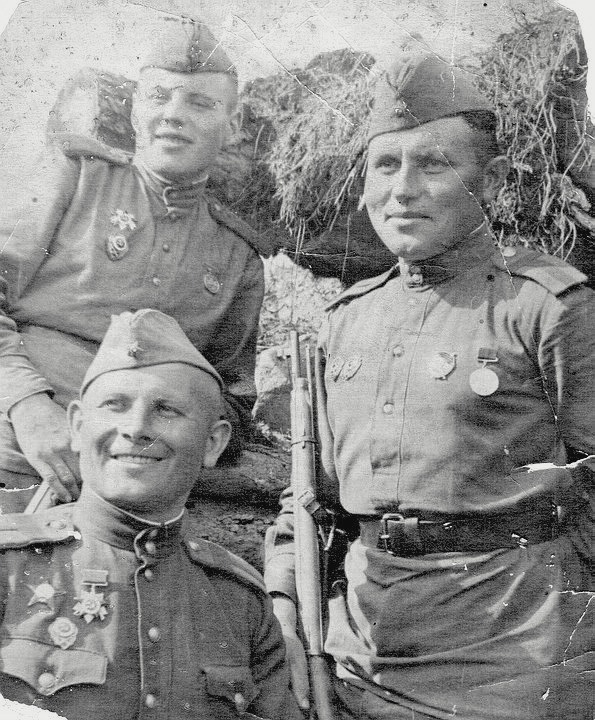 Снайпер В. И. Данилов (слева вверху). Карельский фронт, 1944 г.