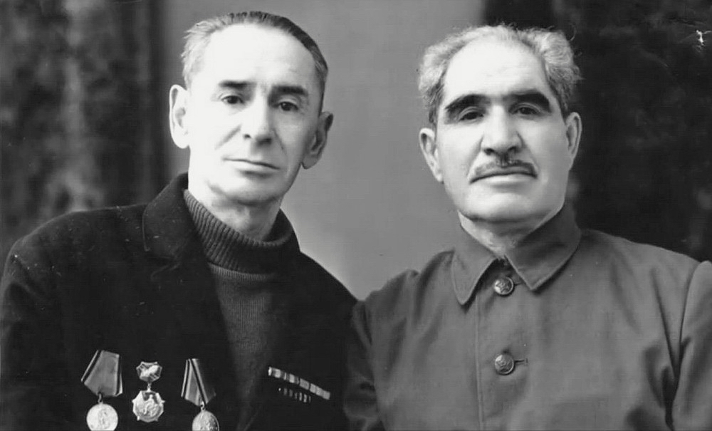 Александр Иванович Фролов и Владимир Гаврилович Салбиев (справа)